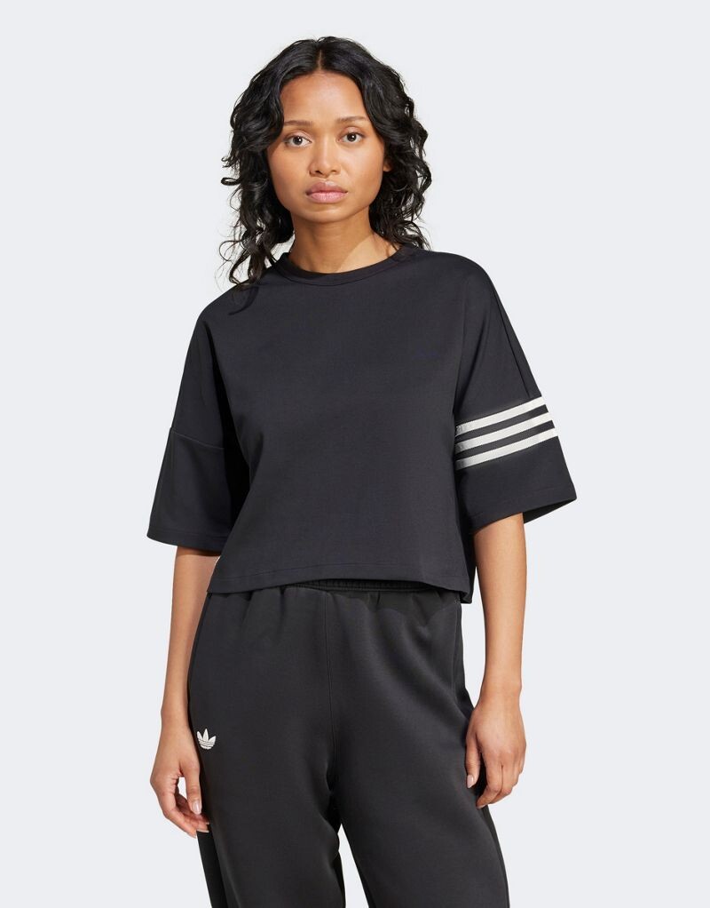 

Черная футболка adidas Neuclassics