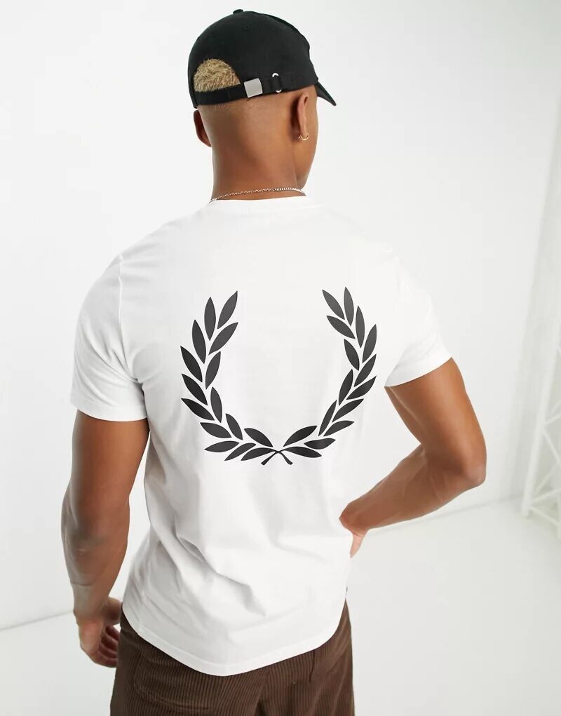 

Белая футболка с рисунком на спине Fred Perry, Коричневый
