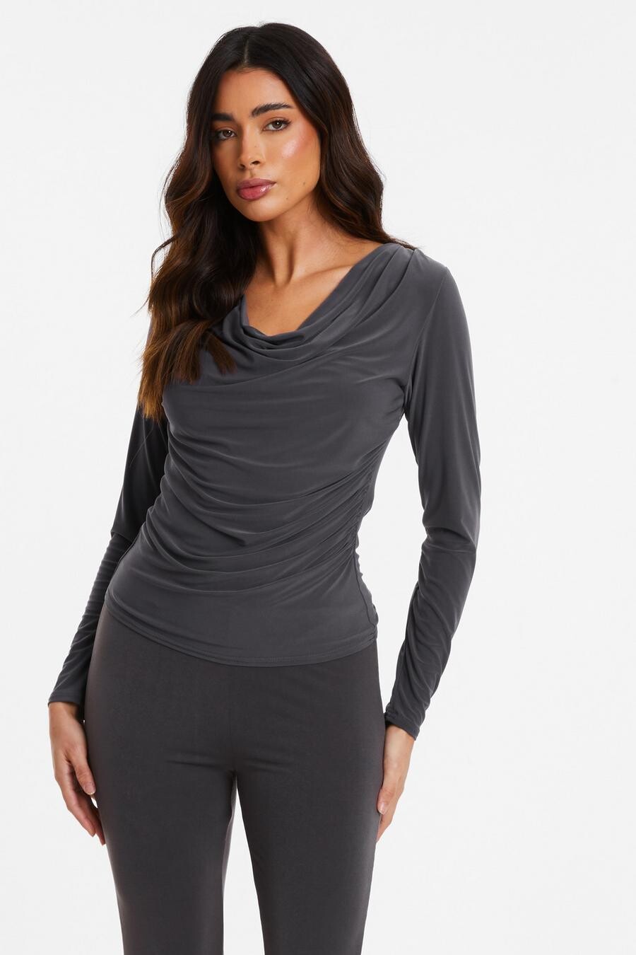 

Серый топ с воротником-хомутиком и сборками QUIZ Clothing