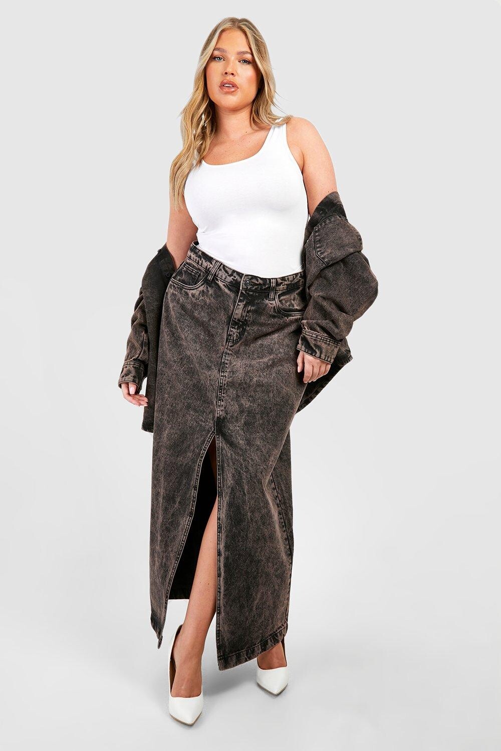 

Базовая джинсовая макси-юбка Plus с разрезом спереди boohoo, коричневый
