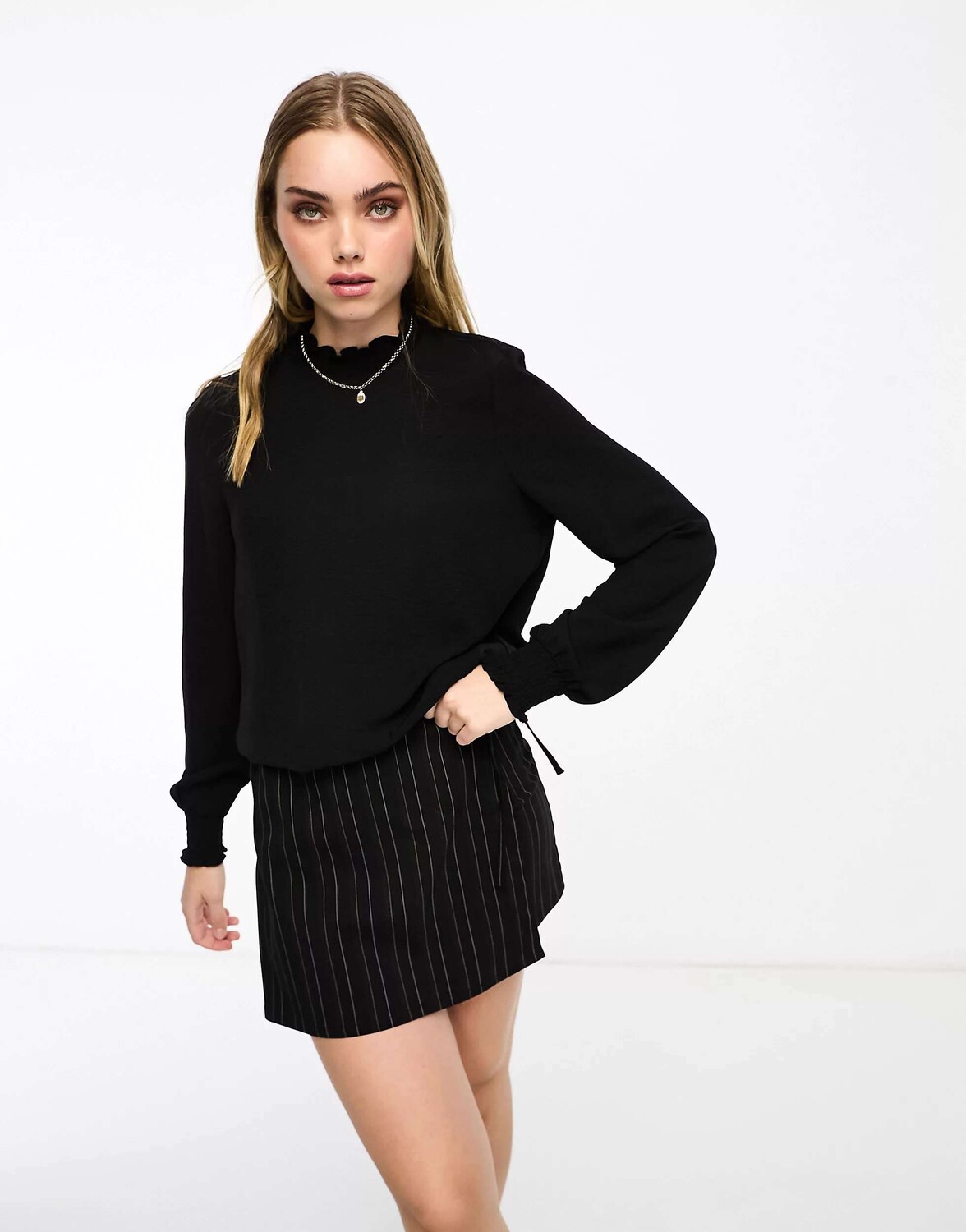 

Черная блузка с высоким воротником и оборкой по низу Vero Moda