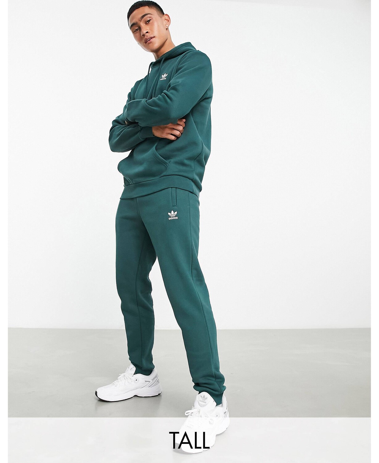 

Темно-зеленые джоггеры adidas Originals Tall essentials