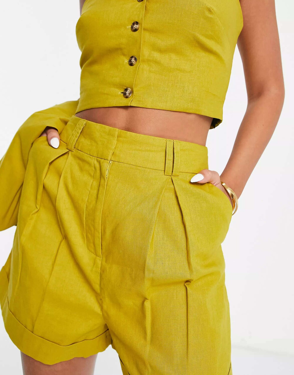 

Льняные шорты свободного кроя ASOS с золотой пальмой