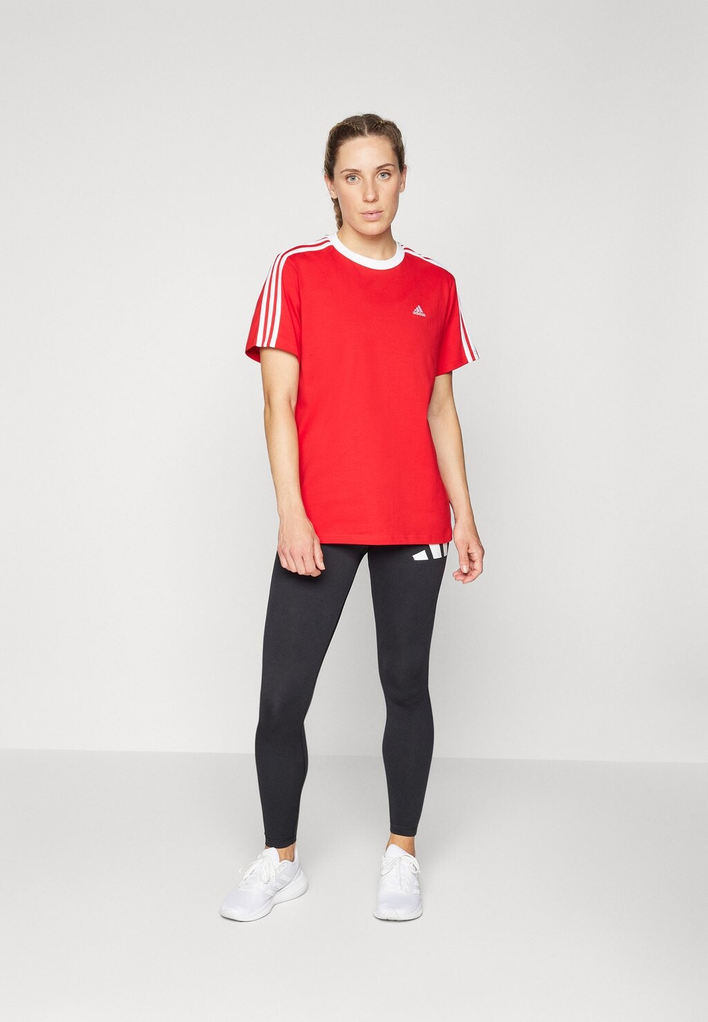 

Футболка с принтом Essentials Stripes adidas Sportswear, лучше алая/белая