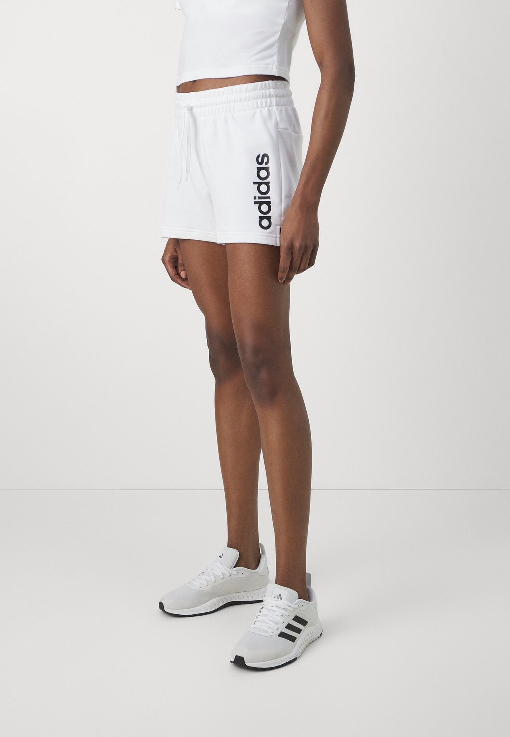 

Спортивные шорты adidas Sportswear ESSENTIALS LINEAR, белый/черный