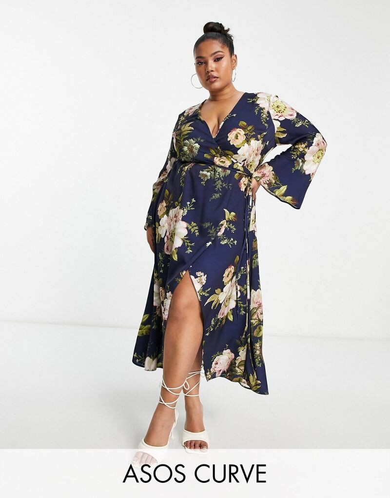 

Темно-синее атласное платье с запахом и завязкой на талии ASOS DESIGN Curve