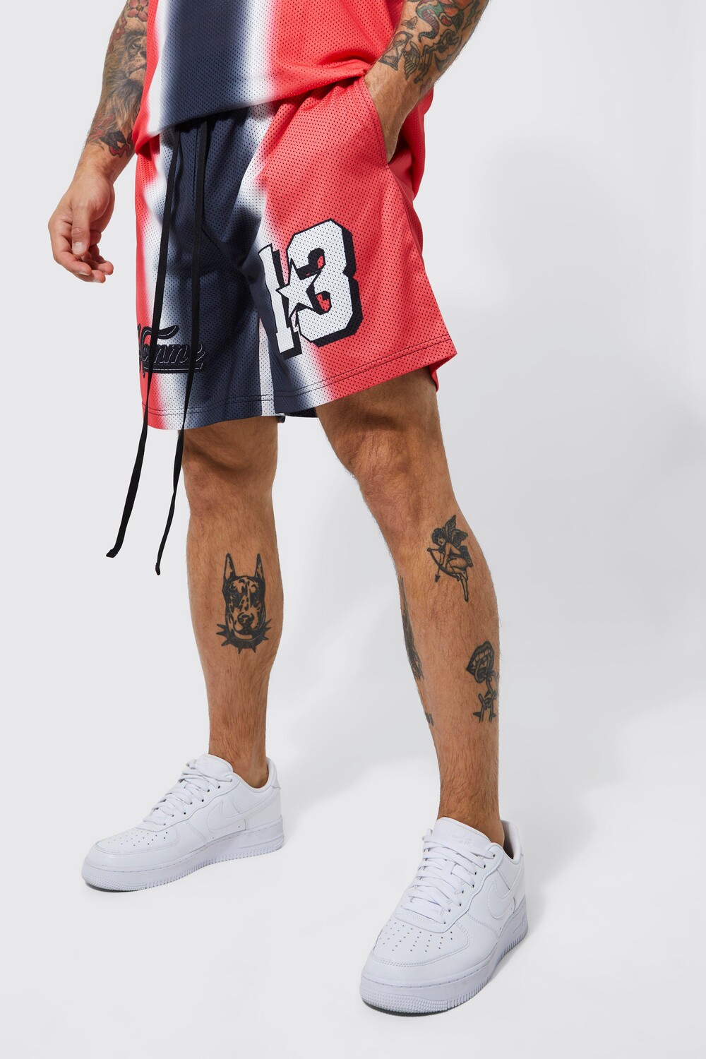 

Баскетбольные шорты homme с принтом ombre Boohoo, красный