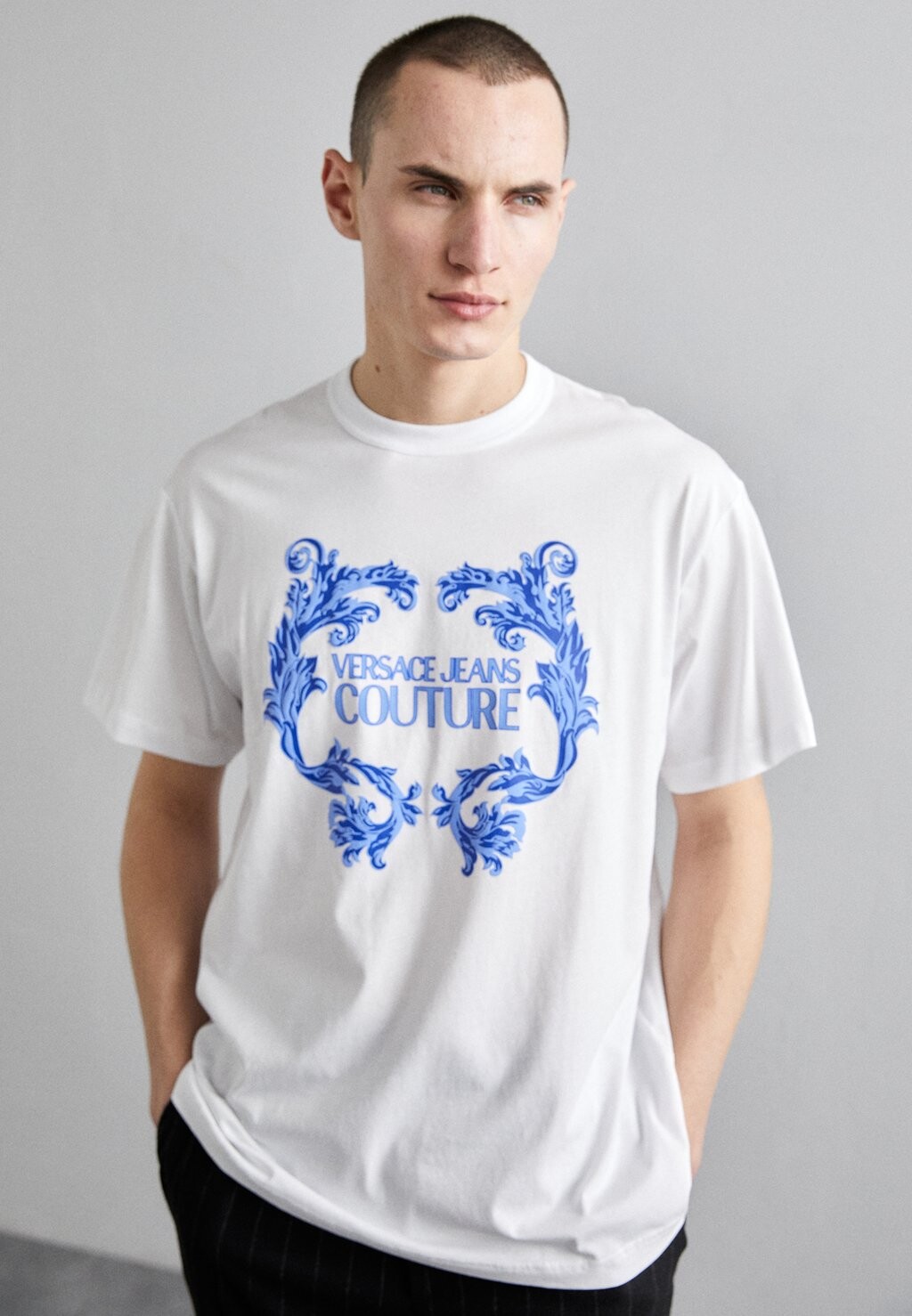 

Футболка с принтом Baroque Logo Versace Jeans Couture, белый