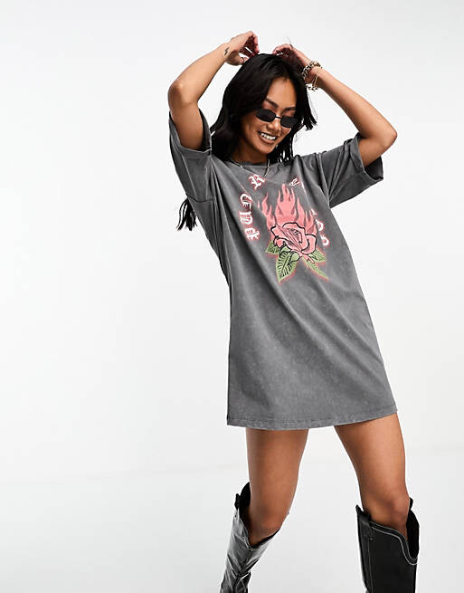 

Серое платье-футболка с закатанными рукавами и серым рисунком ASOS DESIGN