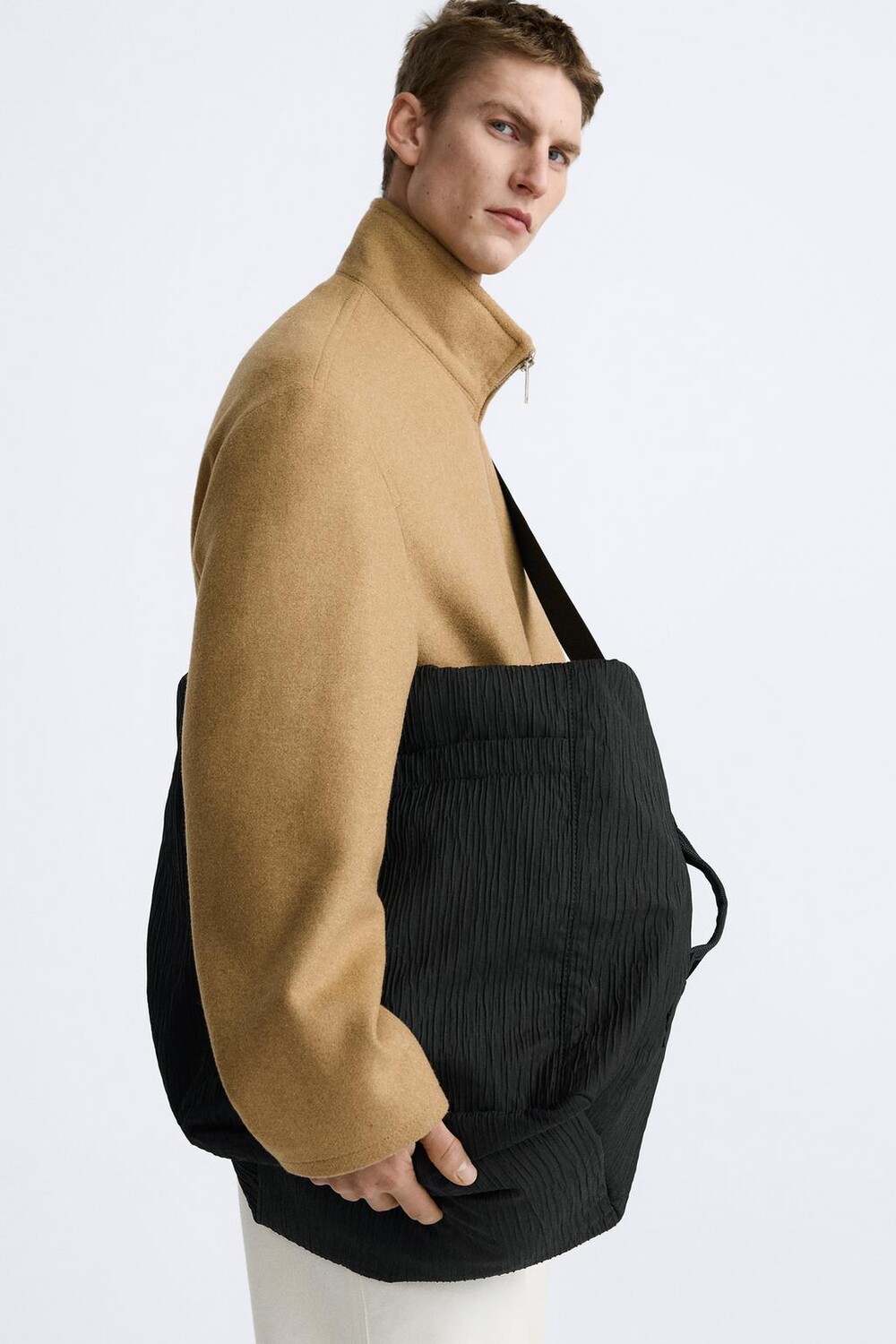 

Сумка из нейлона со склисами xl ZARA, черный
