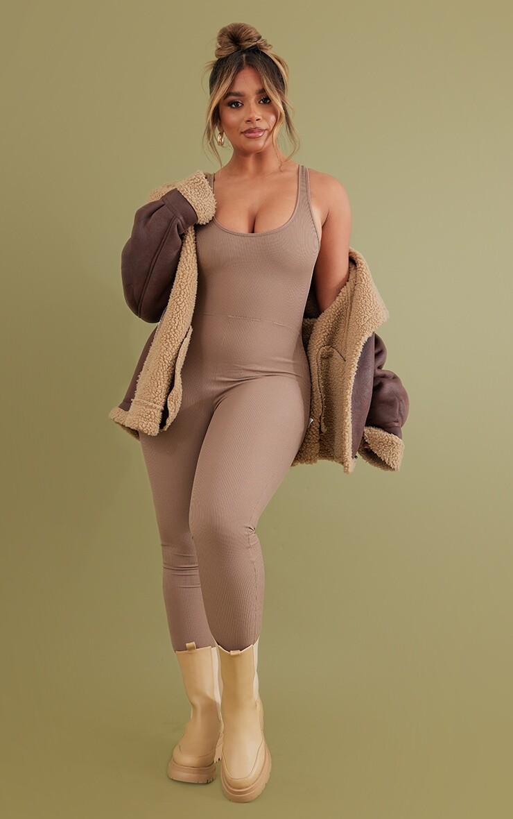

PrettyLittleThing Комбинезон Shape Mocha Rose в рубчик с овальным вырезом