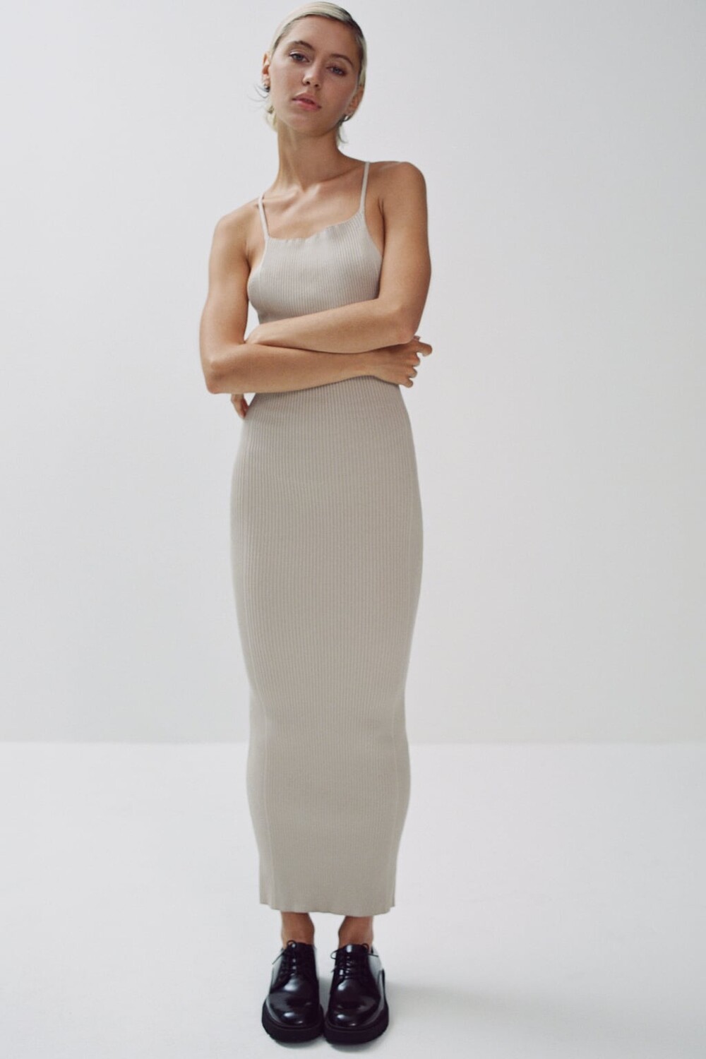 

Трикотажное платье в рубчик ZARA, бежевый