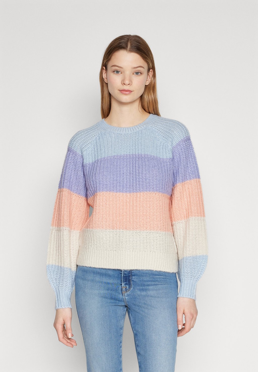 Вязаный свитер VILAILA O-NECK RAGLAN TOP, цвет kentucky blue detail/sweet lavender/coral/white sand полупрозрачный ажурный халат sweet retreat white xl