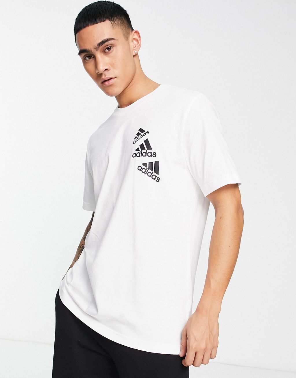 

Белая футболка adidas Sportswear Brand Love