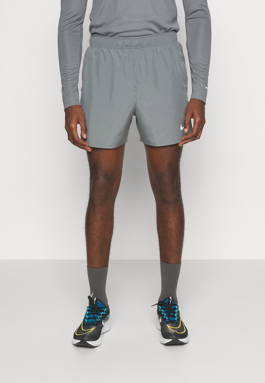 Спортивные шорты CHALLENGER SHORT Nike, дымчато-серый/черный