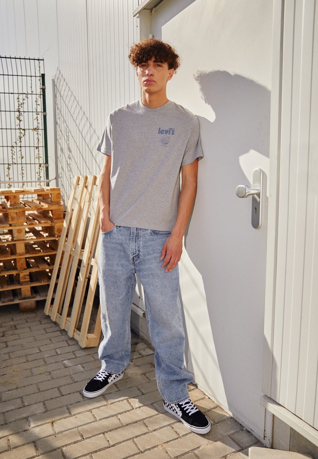 

Футболка с принтом Levi's, серый меланж