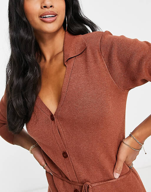 

Коричневое трикотажное платье миди с открытым воротником и завязкой на талии ASOS DESIGN Petite