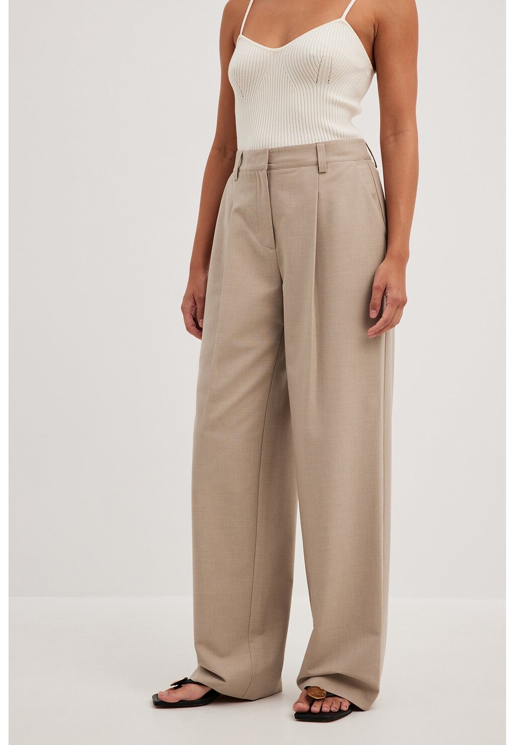 

Брюки MELANGE HIGH RISE PLEATED NA-KD, песочный