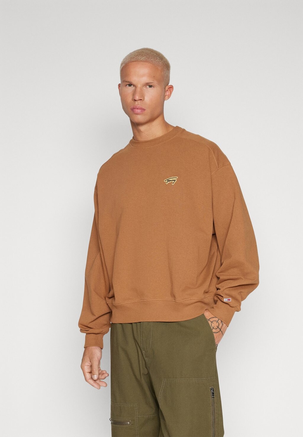 

Толстовка BOXY SIGNATURE CREW Tommy Jeans, пустынный хаки