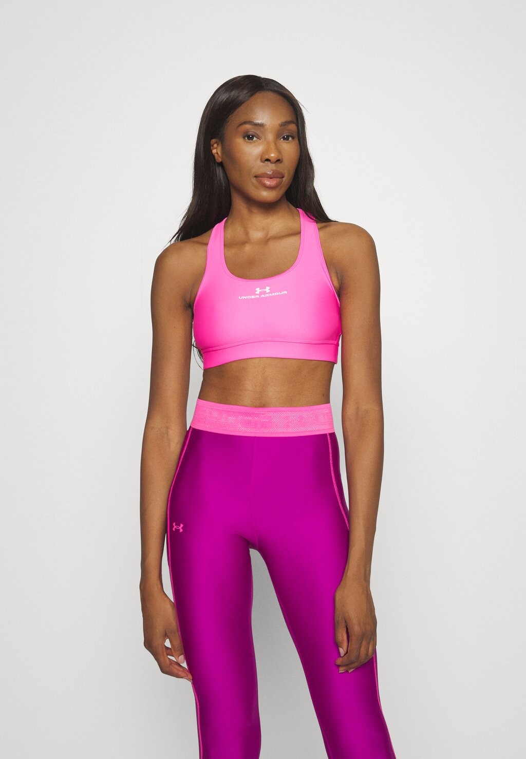 

Спортивный бюстгальтер со средней поддержкой MID EVOLVED GRAPHIC Under Armour, бунтарский розовый/белый
