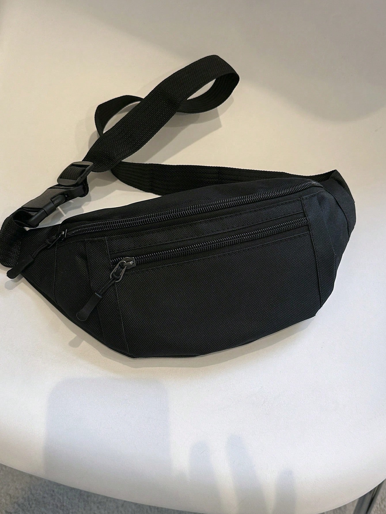 Поясная сумка с металлическим декором и пряжкой, черный