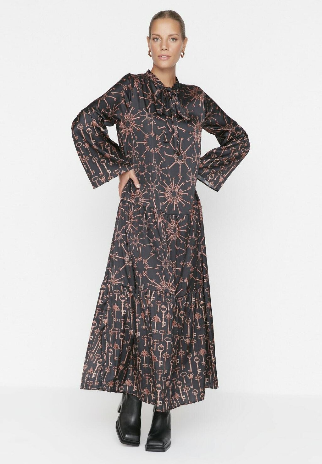 

Длинное платье Trendyol Modest, черный