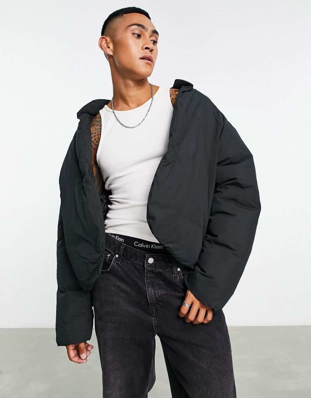 

Черная укороченная куртка-пуховик оверсайз ASOS DESIGN