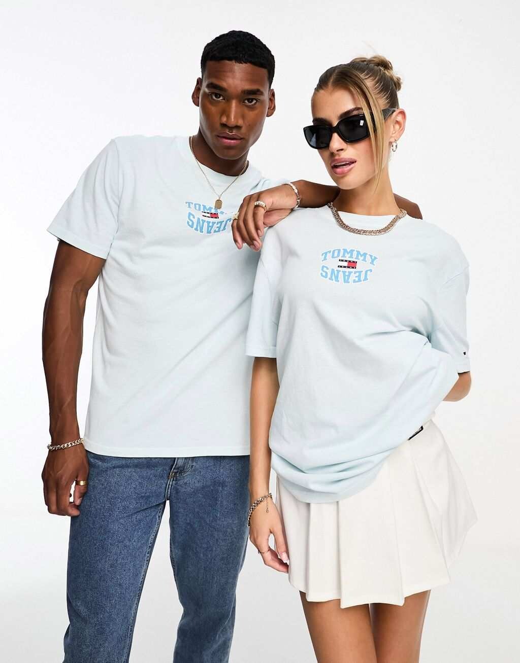 

Голубая футболка унисекс с центральным логотипом Tommy Jeans
