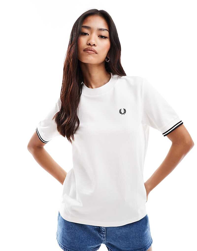 

Fred Perry – белая футболка с контрастными манжетами