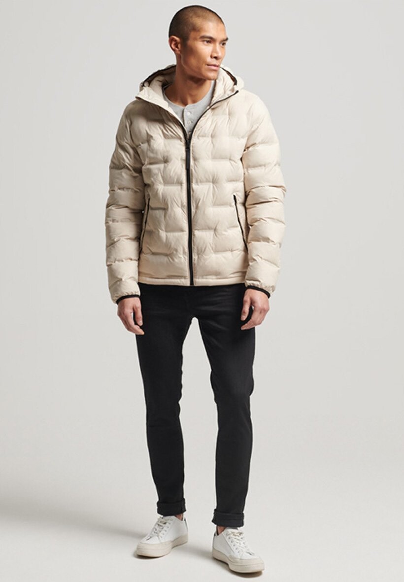 

Зимняя куртка Superdry КОРОТКИЙ СТЕГАНЫЙ ПУХОВИК, цвет cement beige