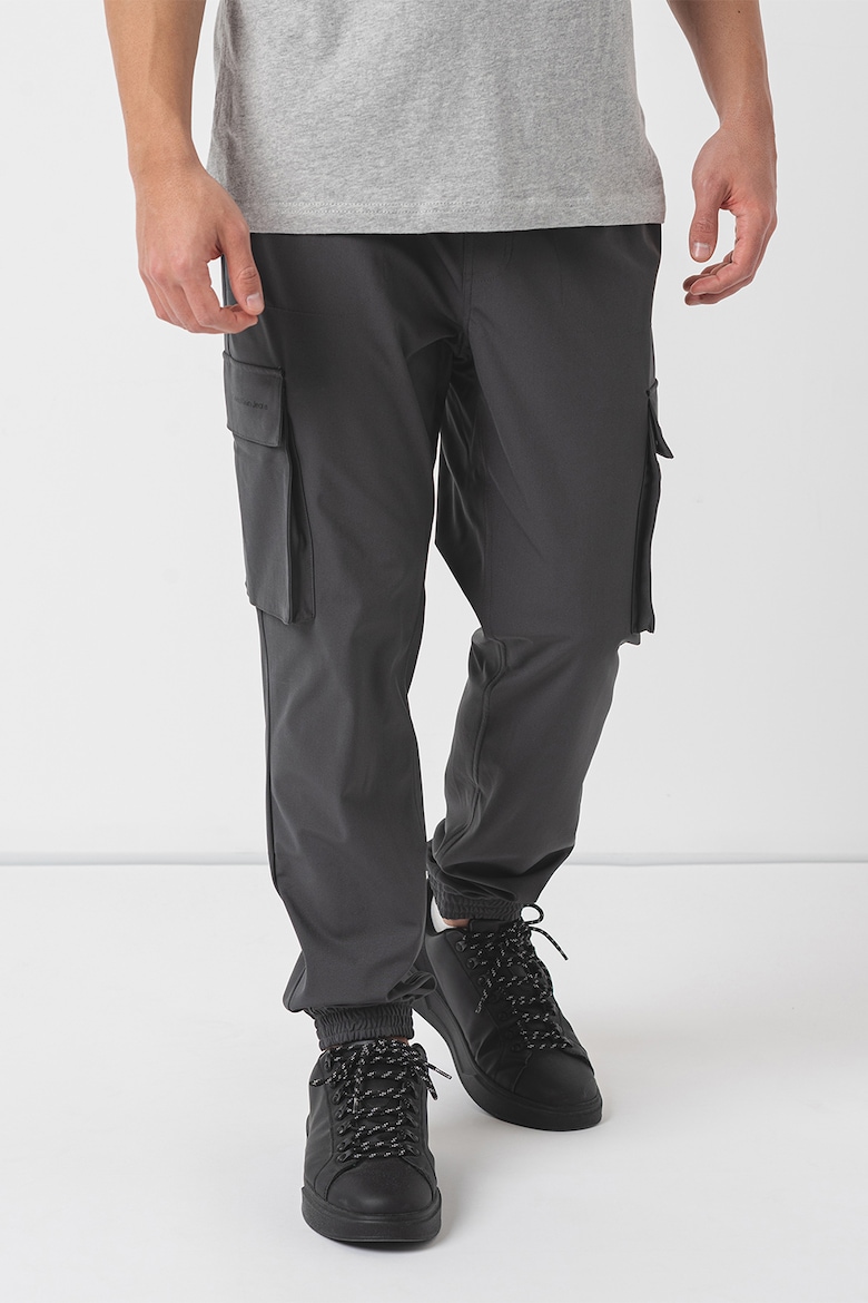Спортивные штаны на теле Calvin Klein Jeans, серый