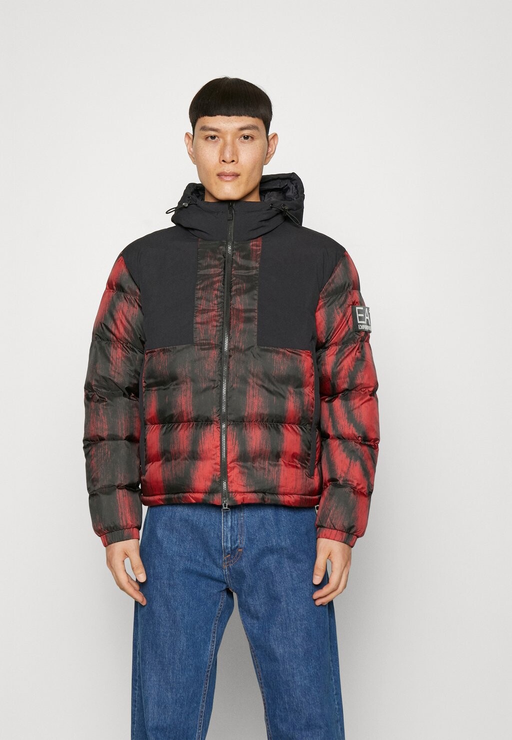 

Зимняя куртка EA7 Emporio Armani КУРТКА, цвет rosso fantasia