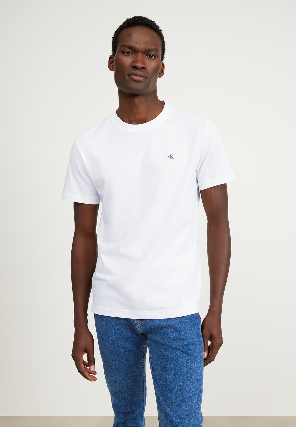 Базовая футболка Embro Badge Tee Calvin Klein Jeans, цвет bright white базовая футболка badge v neck tee calvin klein jeans plus цвет bright white