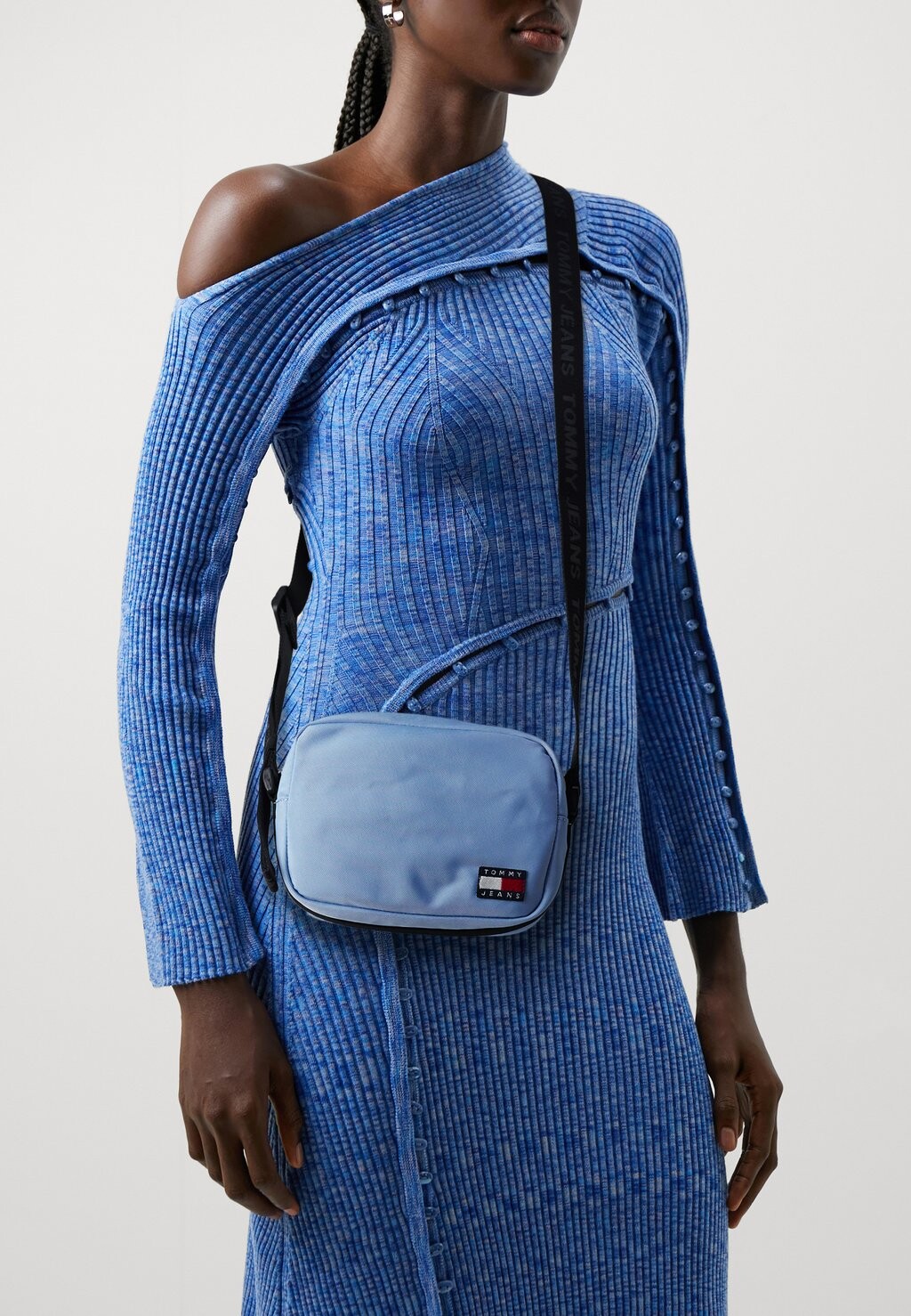 

Сумка через плечо ESSENTIAL DAILY CROSSOVER Tommy Jeans, цвет moderate blue