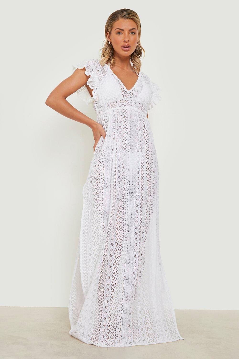

Пляжное платье с глубоким вырезом и рюшами boohoo, белый