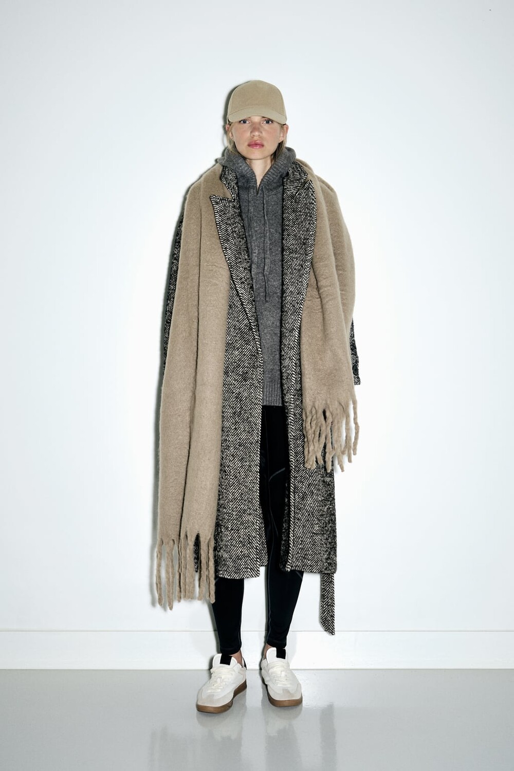 

Пальто в елочку с поясом ZARA, экру