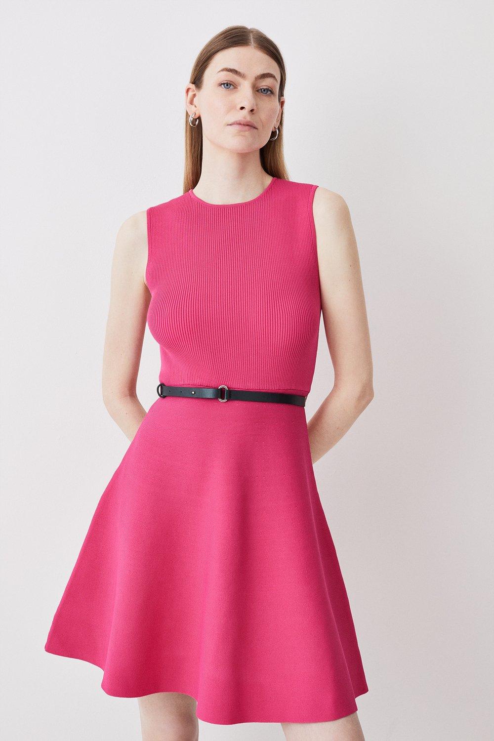 цена Вязаное мини-платье в рубчик с плиссированной юбкой Karen Millen, розовый