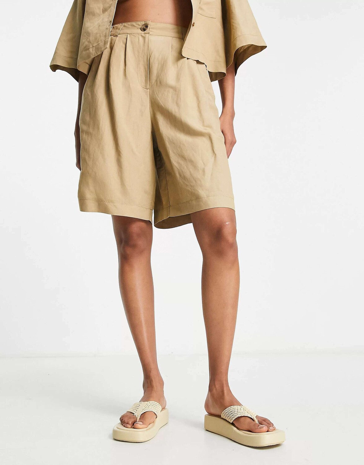 

Коричневые плиссированные длинные шорты-баллоны Topshop