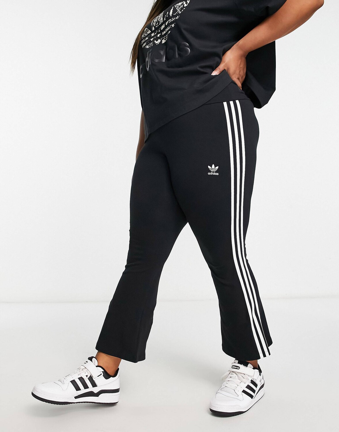 

Черные расклешенные брюки с тремя полосками adidas Originals Plus, Черный