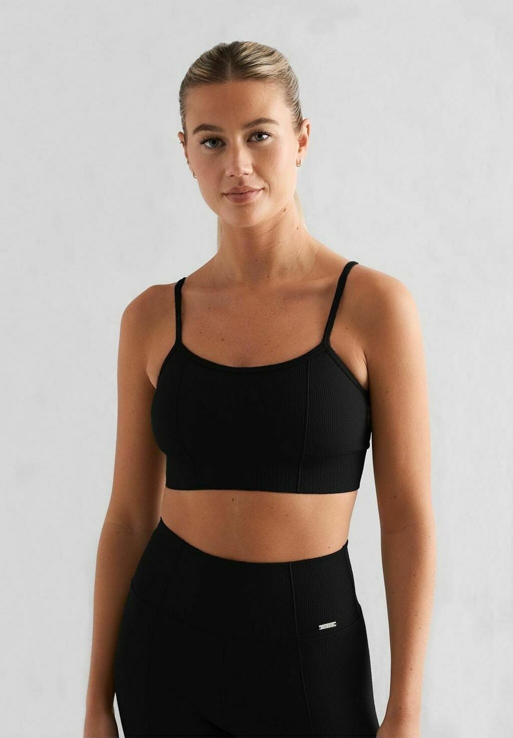 

Спортивный бюстгальтер с легкой поддержкой LUXE STRAP aim’n, цвет black