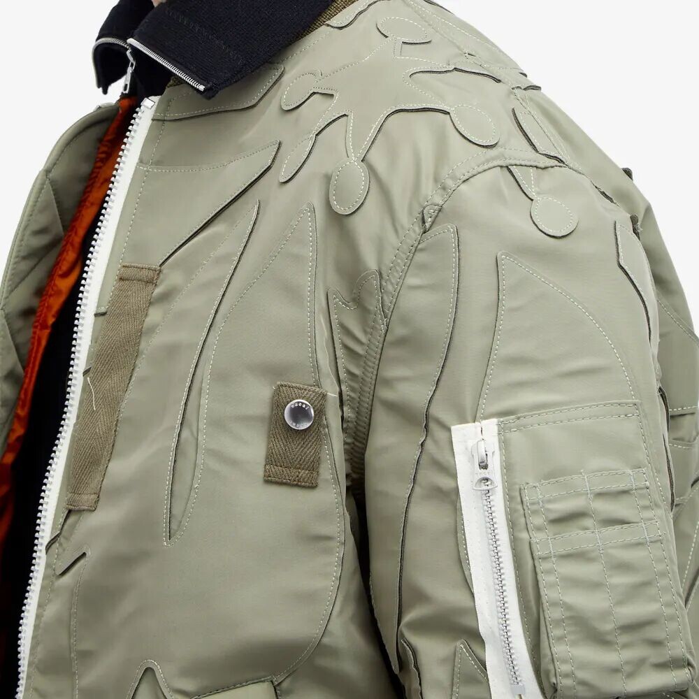 

Sacai Бомбер из нейлонового твила с вышитыми нашивками, зеленый