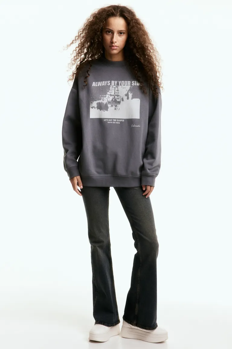 

Объемный свитшот с мотивом H&M, серый