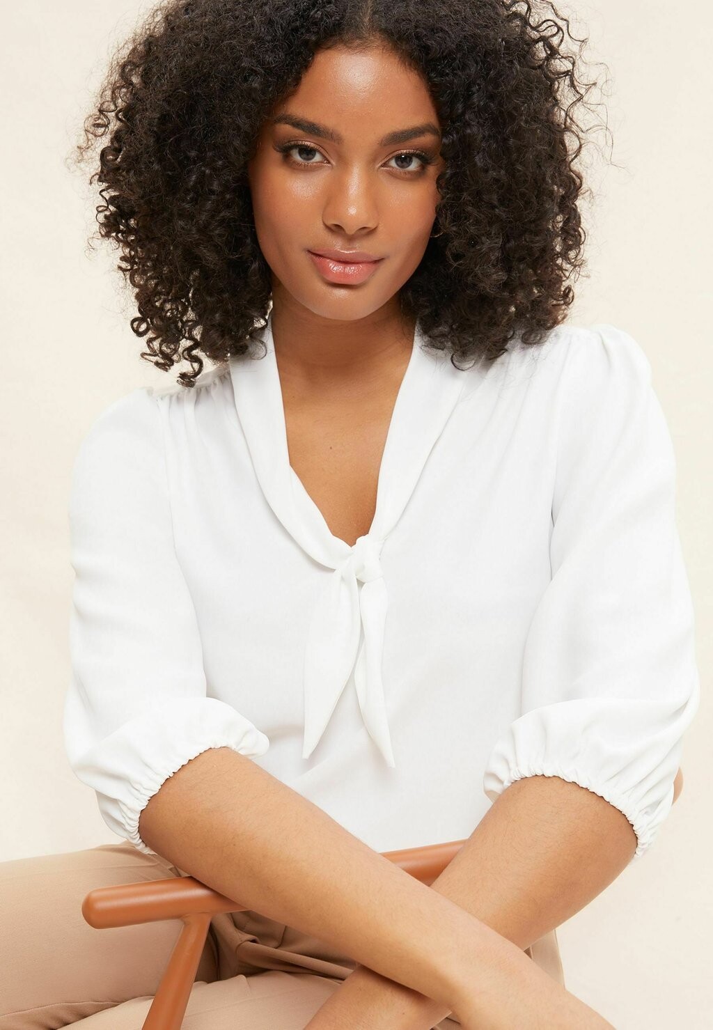 

Блуза BOW FRONT 3/4 SLEEVE REGULAR FIT Friends Like These, белый