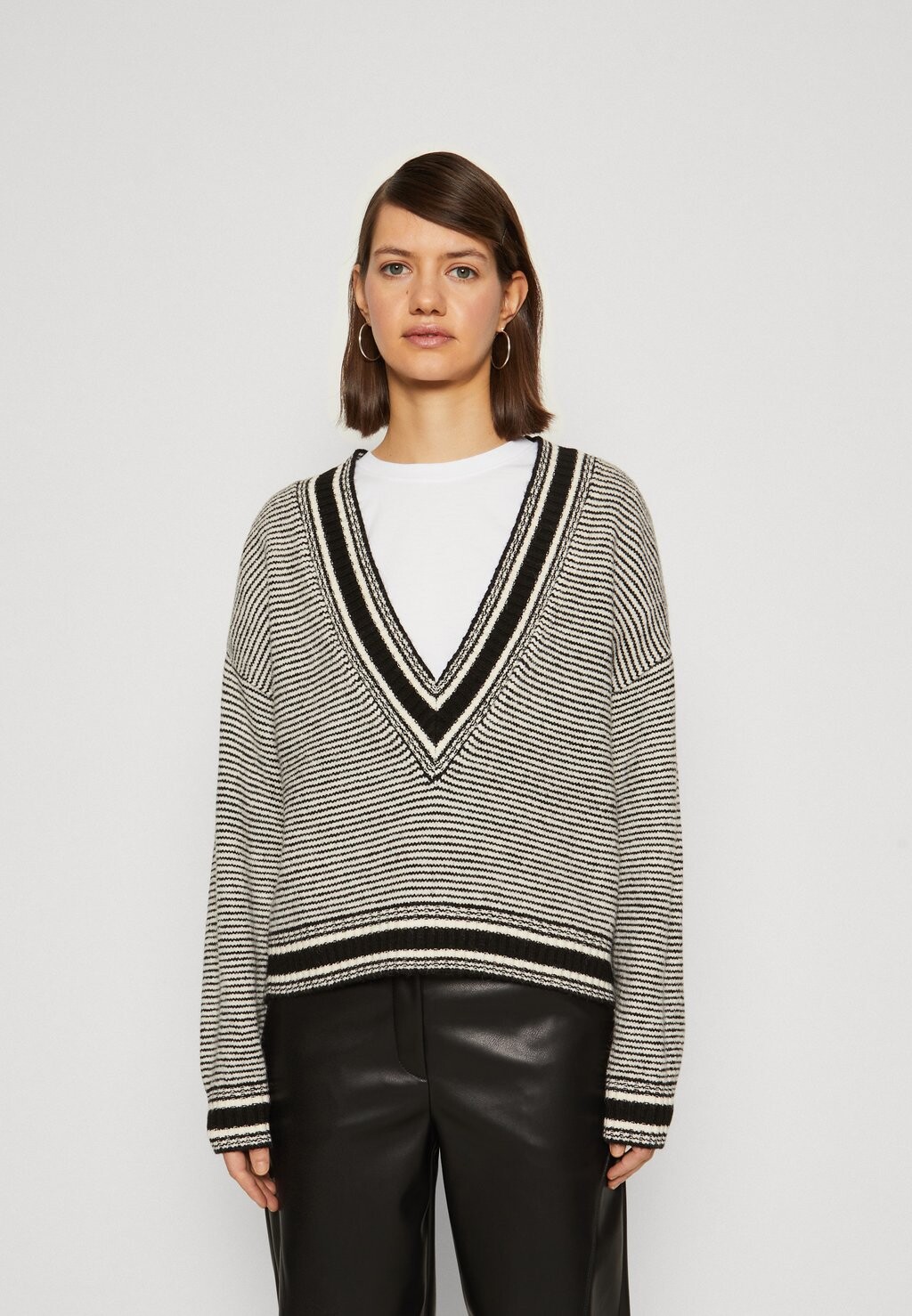 

Свитшот ONLY ONLHEIDI V NECK, цвет cloud dancer/black