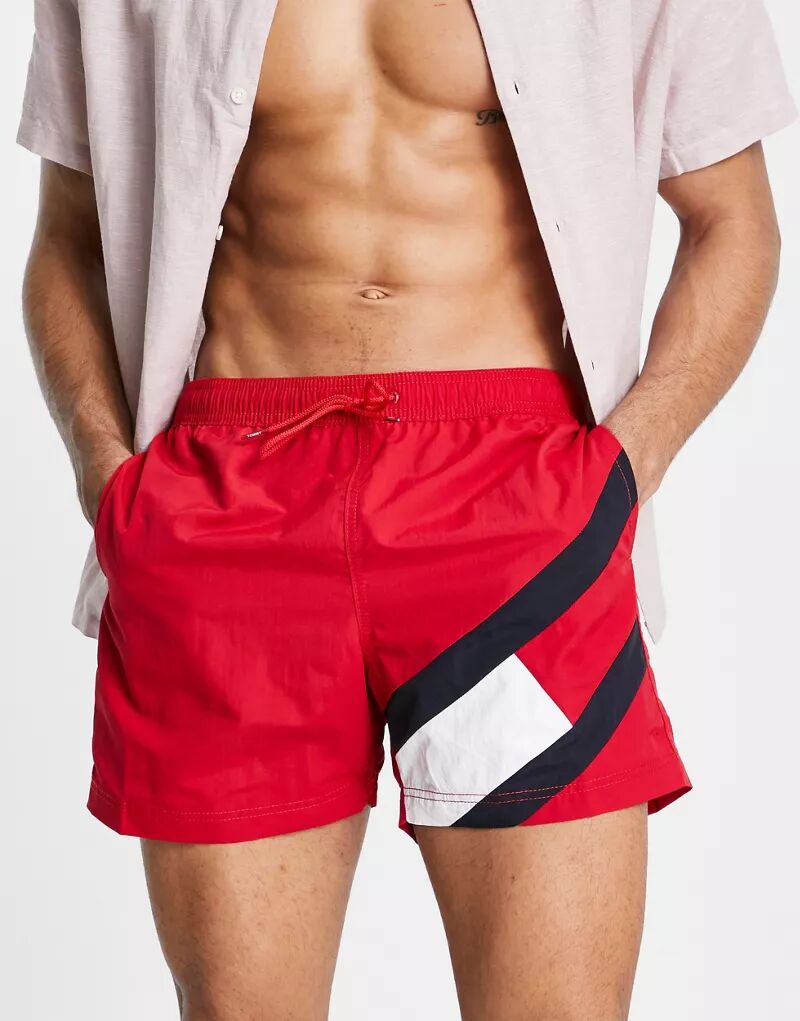 цена Красные шорты для плавания с логотипом Tommy Hilfiger