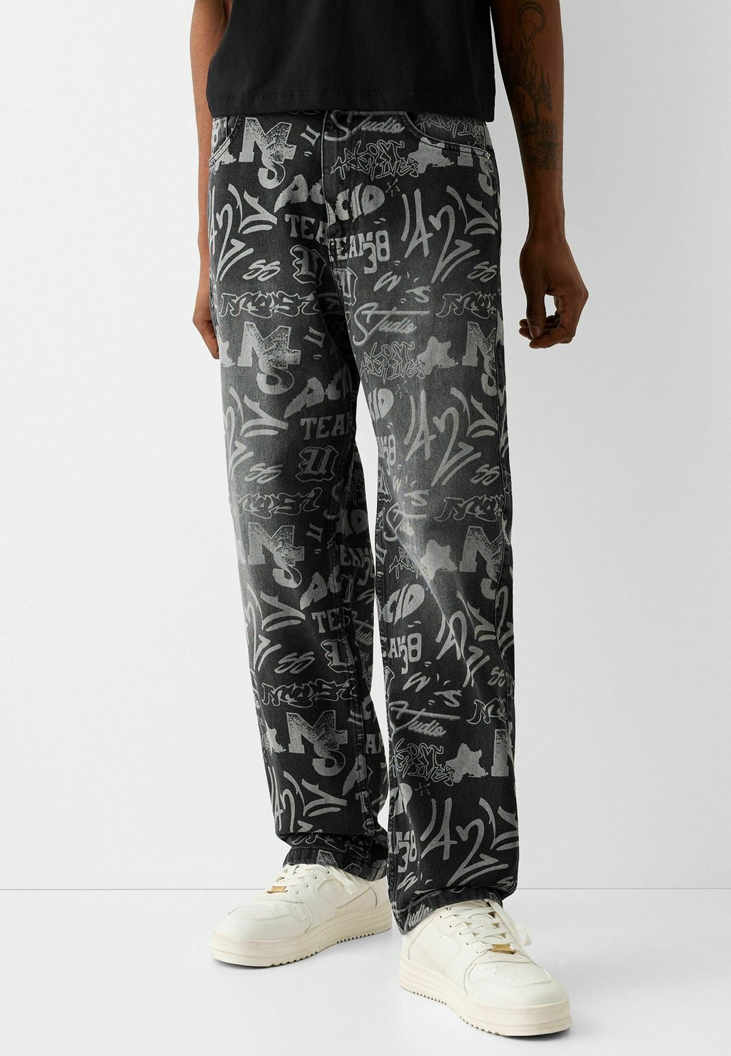 Джинсы-сигареты Baggy Printed Bershka, черный