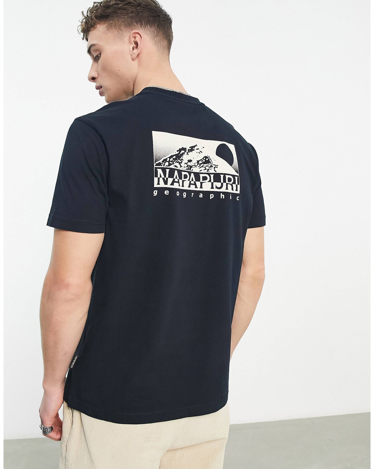 

Черная футболка с принтом на спине Napapijri Quito эксклюзивно на ASOS