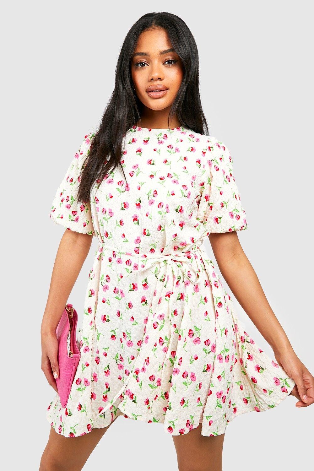 

Платье с цветочным фактуром и бухными рукавами Boohoo, белый