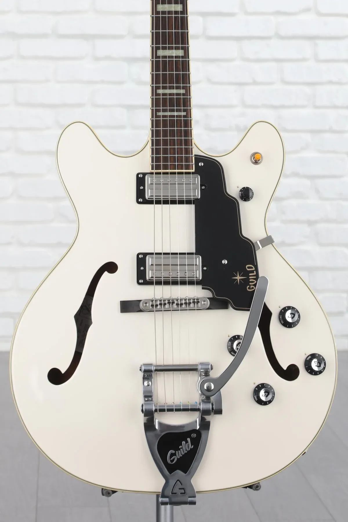 

Guild Starfire V с Guild Vibrato — Snow Crest White