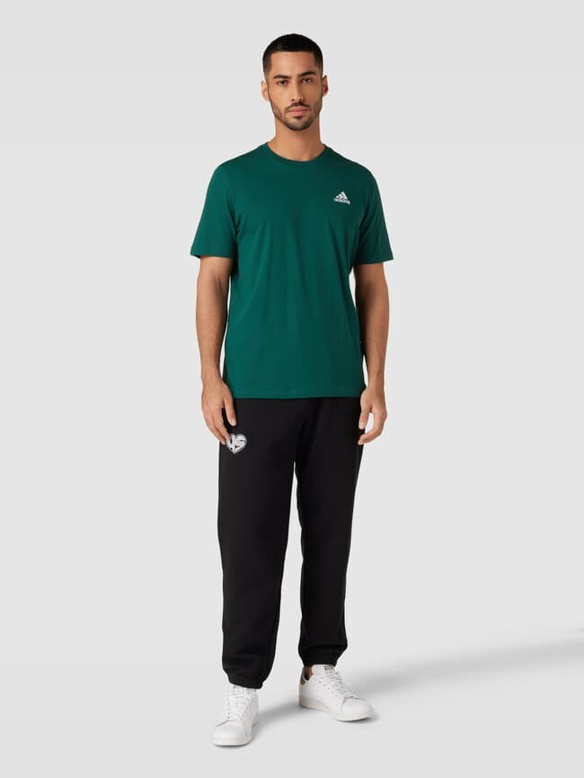 

Футболка с вышивкой этикетки ADIDAS SPORTSWEAR, темно-зеленый